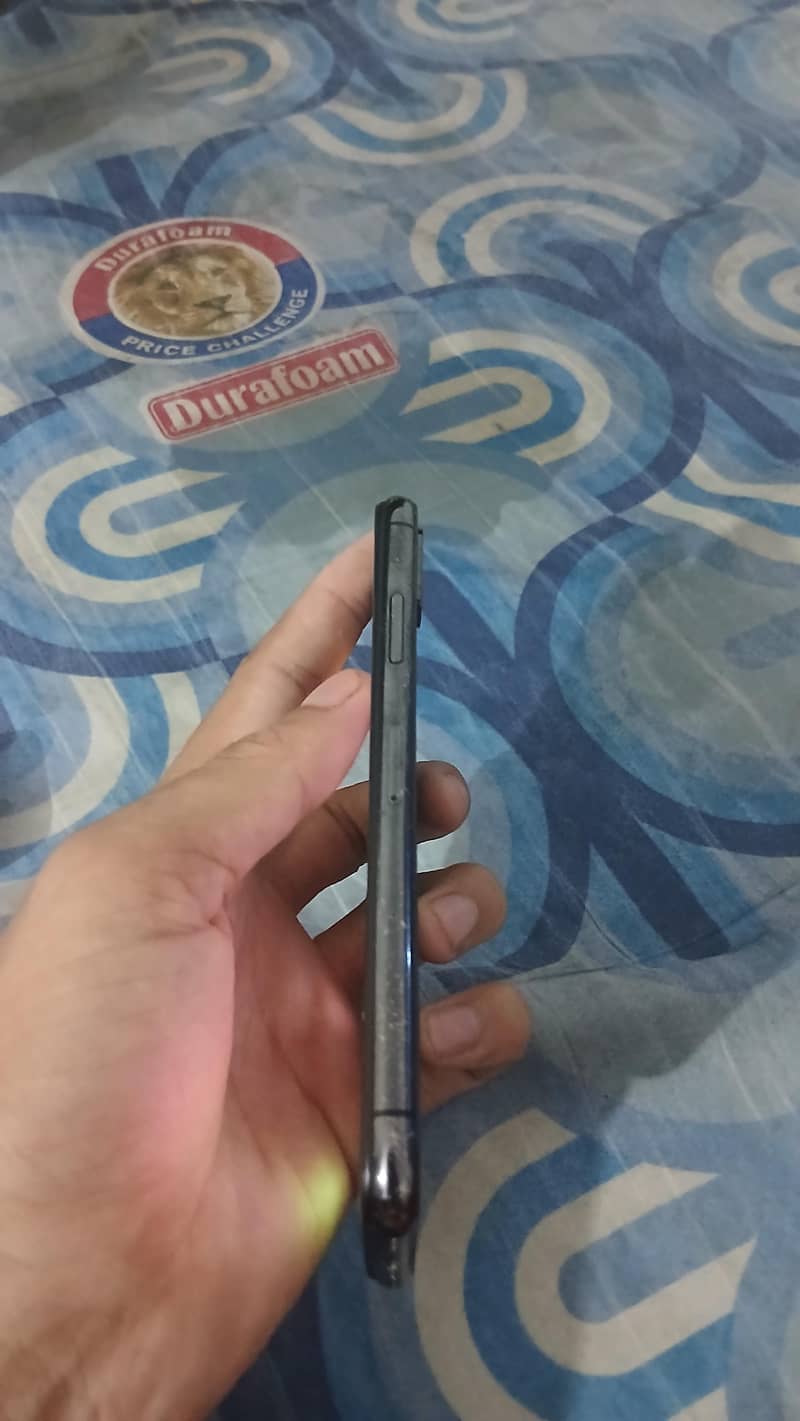 Apple iPhone X 4