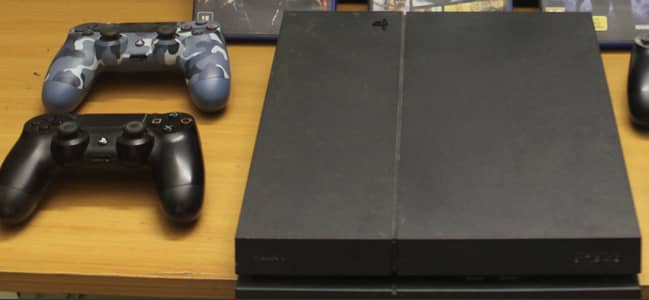 PS4 FAT 2 controllers (Only online games)