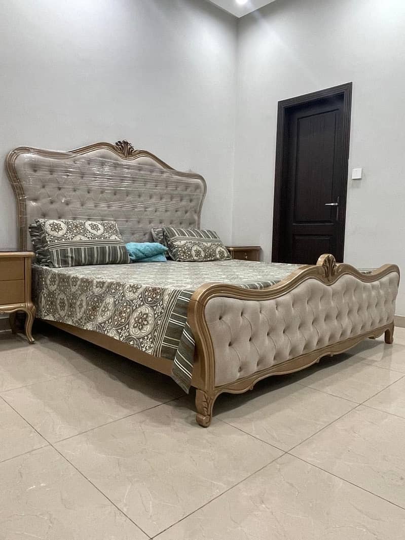 King size bed 0