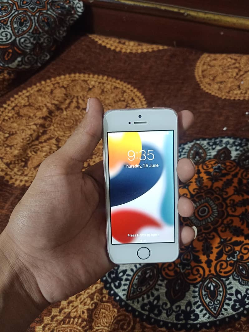 Apple iPhone 5se 1