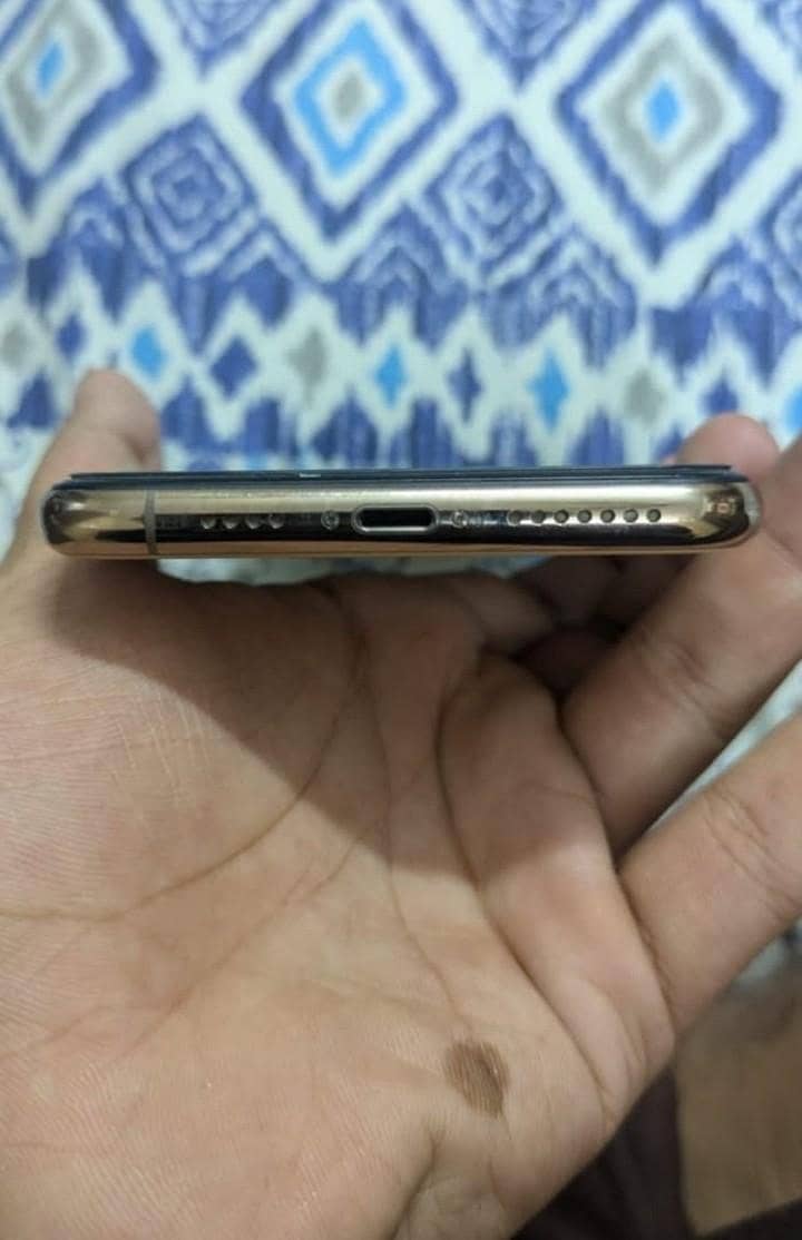 Apple iPhone 11 Pro Max 4