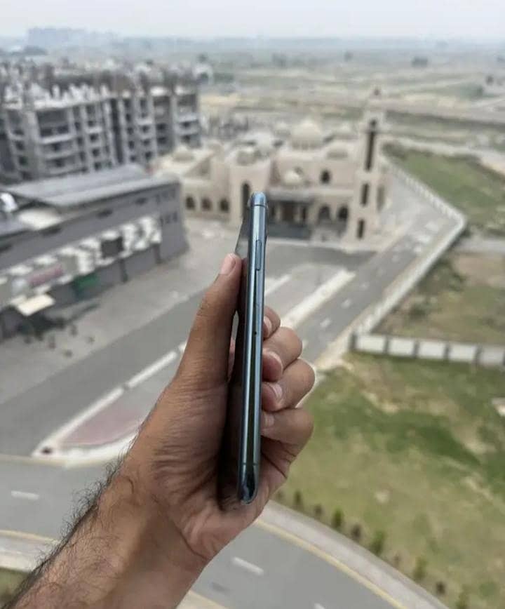 Apple iPhone 11 Pro Max 2