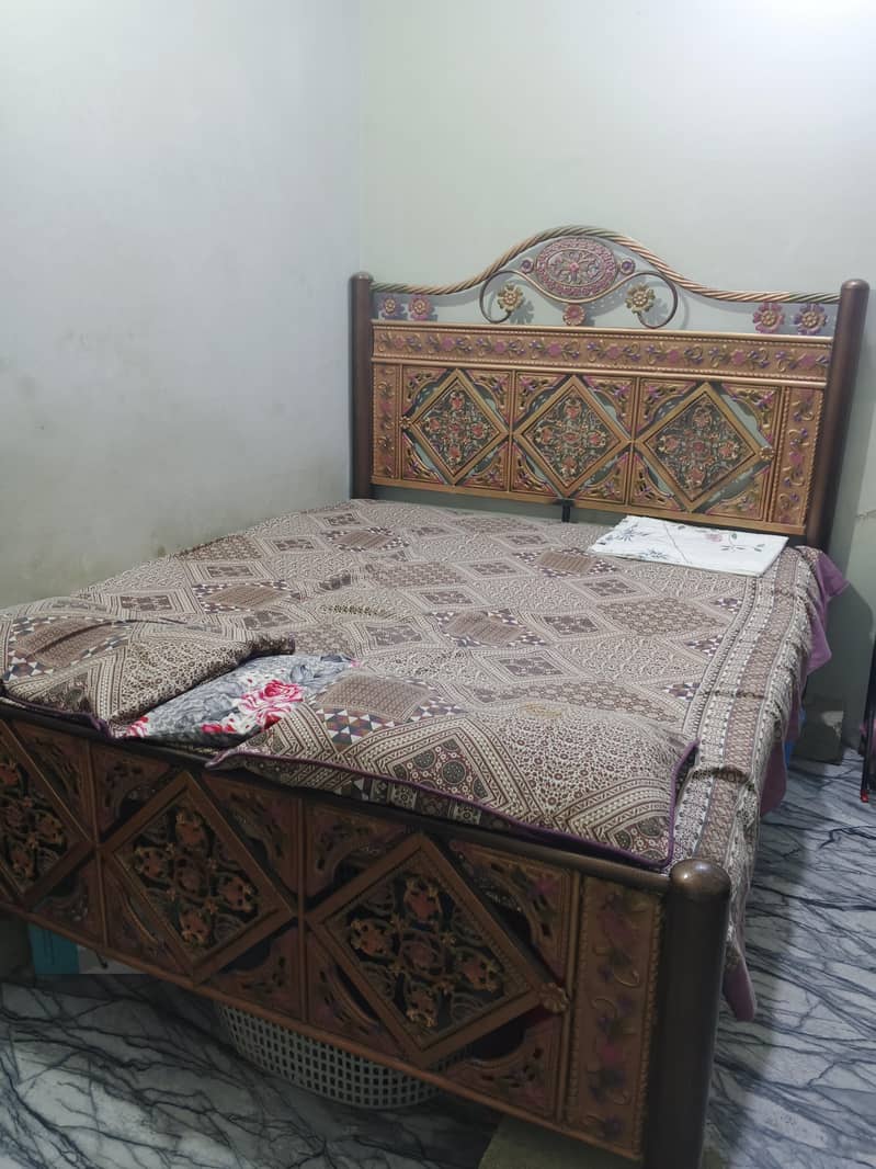 Queen size bed 0