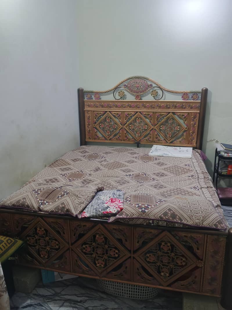 Queen size bed 2