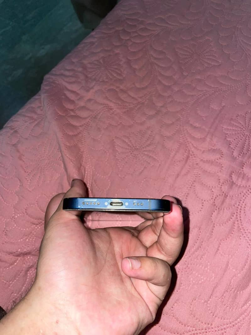 Apple iPhone 12 4