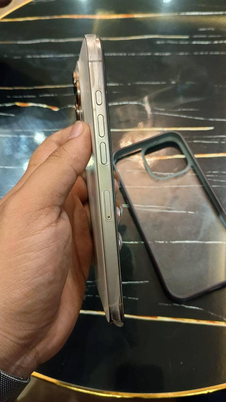 Apple iPhone 16 Pro Max 2