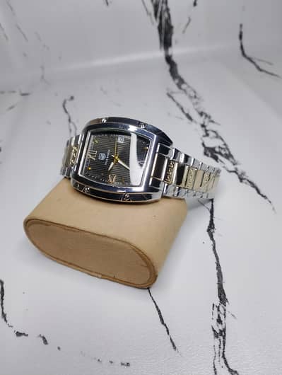 COD bhi hai buterfly master lock with date curved dial elegant look .