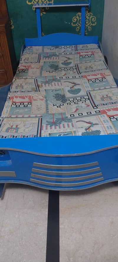 Car bed, beautiful car bed, blue color,  almost new.