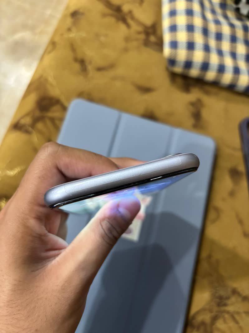Apple iPhone 11 4