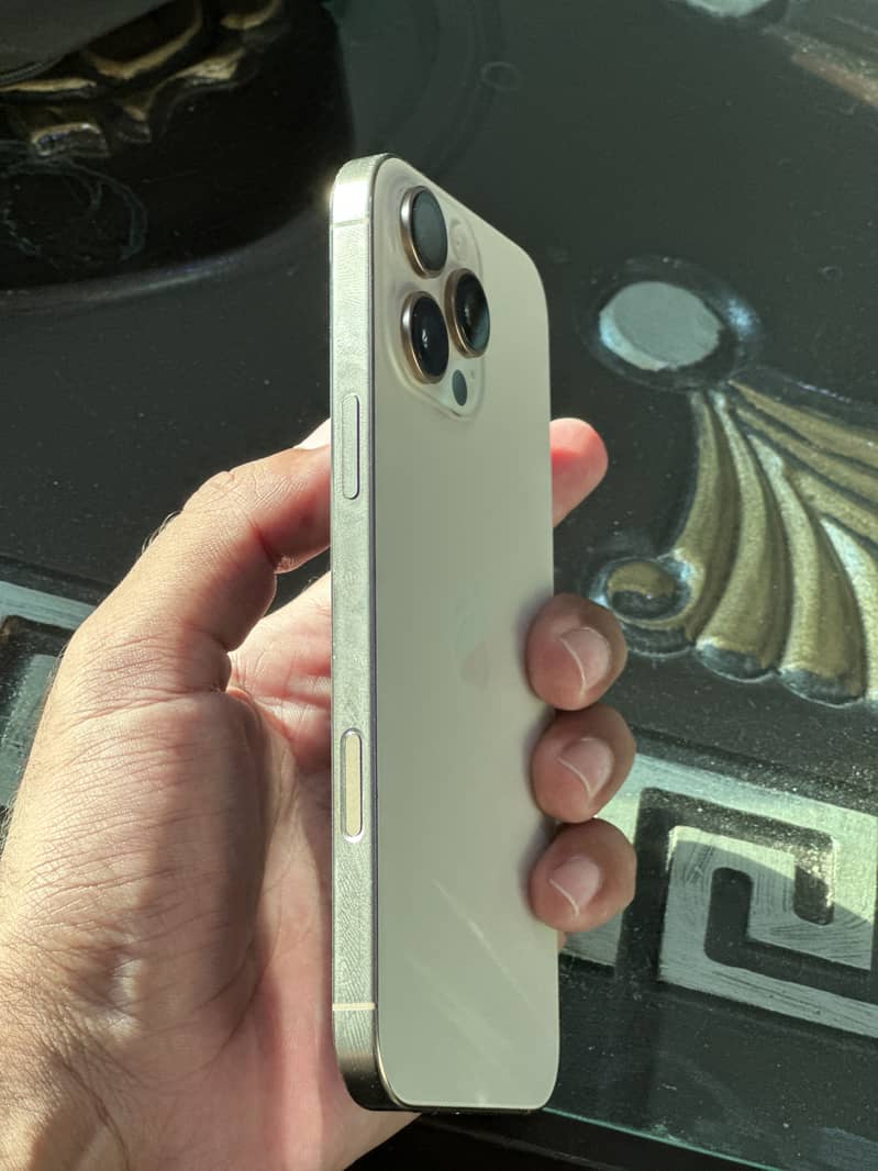 Apple iPhone 16 Pro Max 0