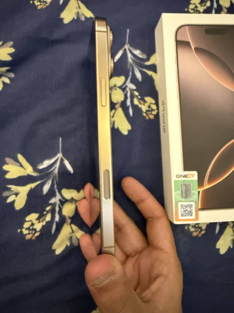 Apple iPhone 16 Pro Max 4