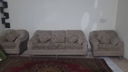 7 seater used sofa set is up for sale