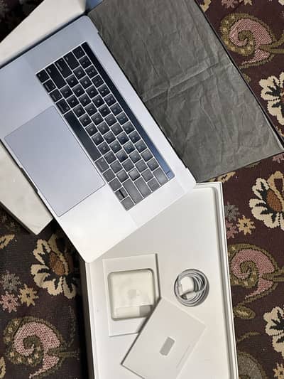 Apple MacBook Pro 2017 box(Core i7 /16gb ram /500gb ssd/4GB graphics)