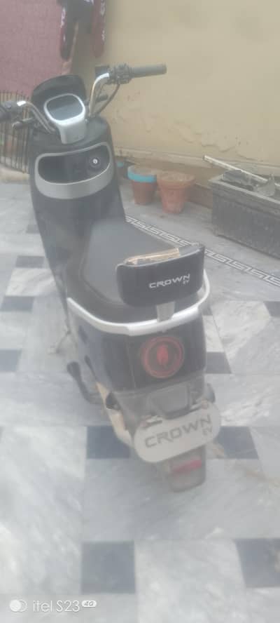 crown ev (Scooty)