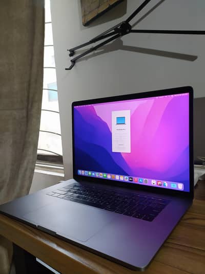 MacBook Pro 2017 16 GB 512 GB AMD GRAPHICS