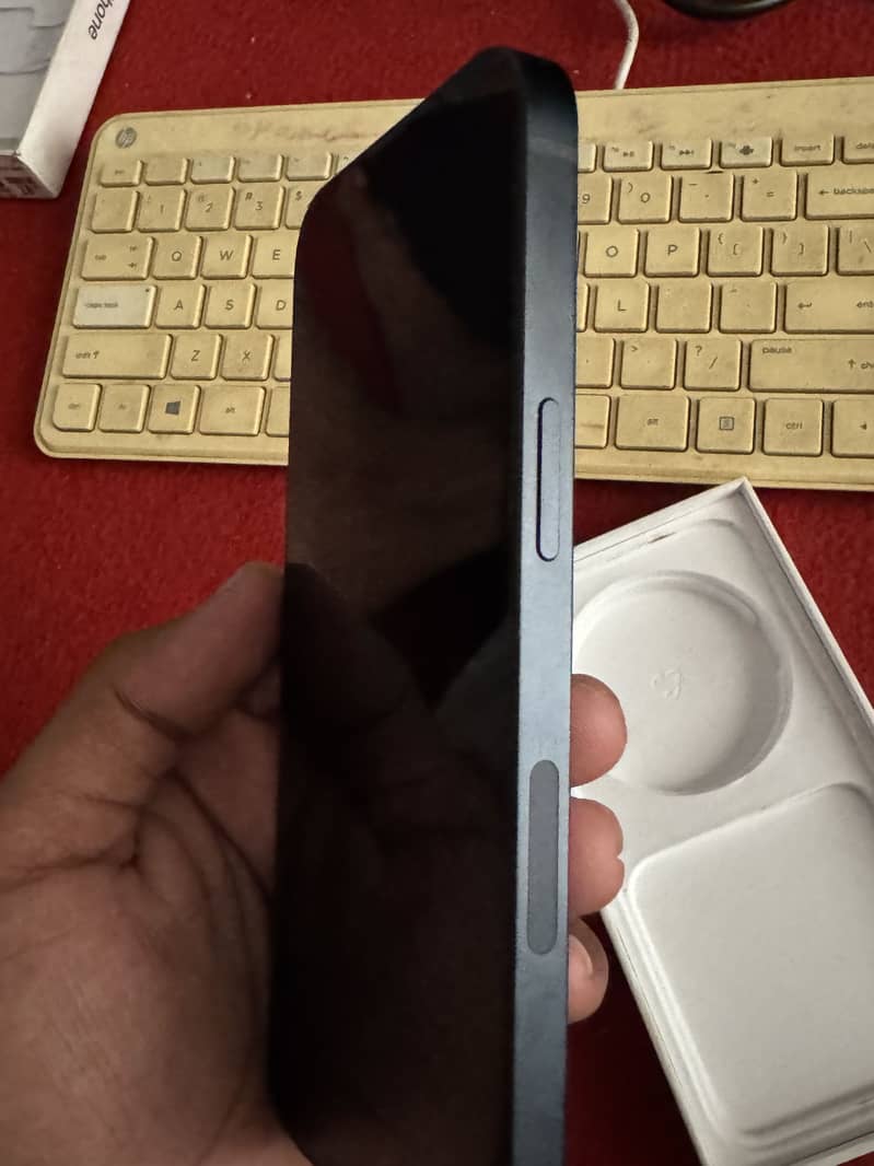 Apple iPhone 13 8