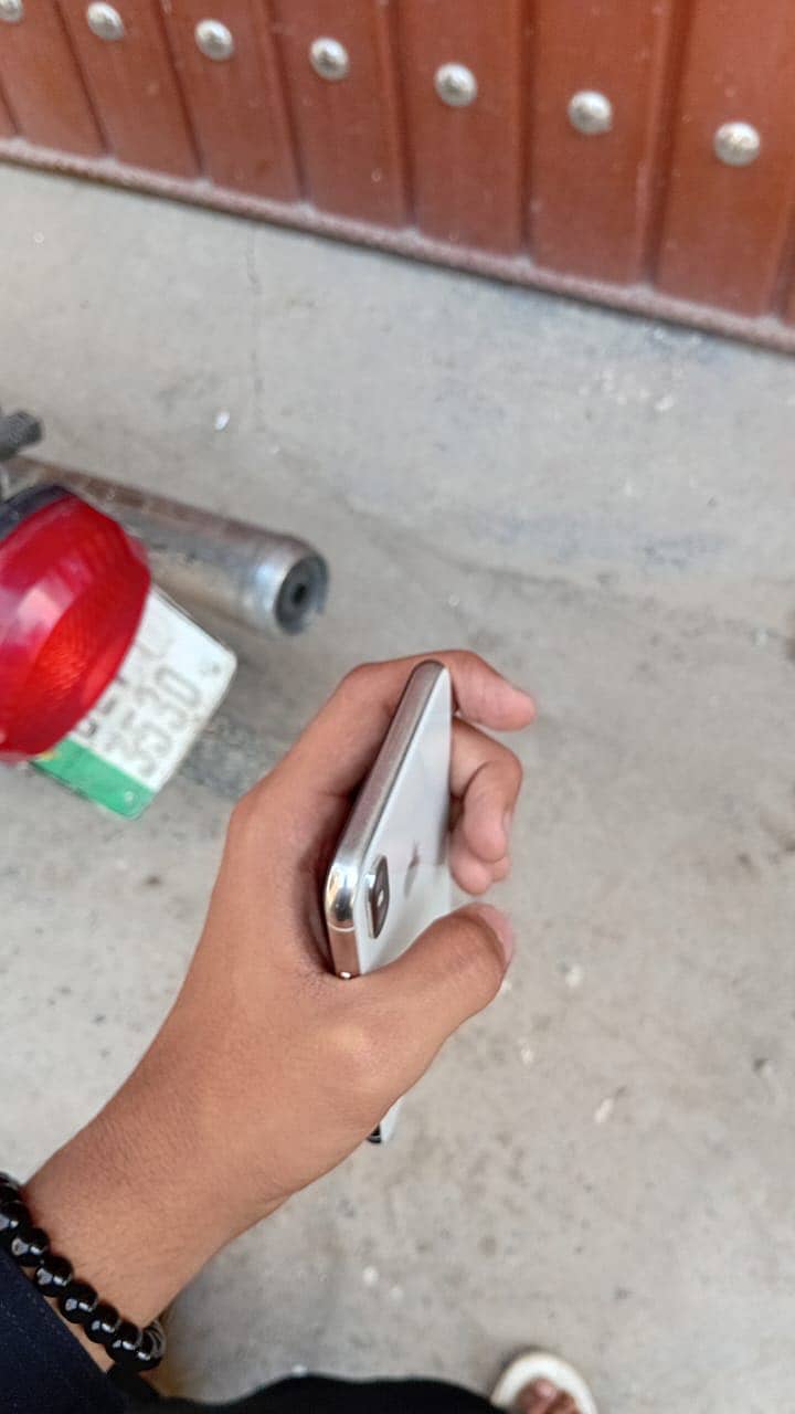 Apple iPhone X 3