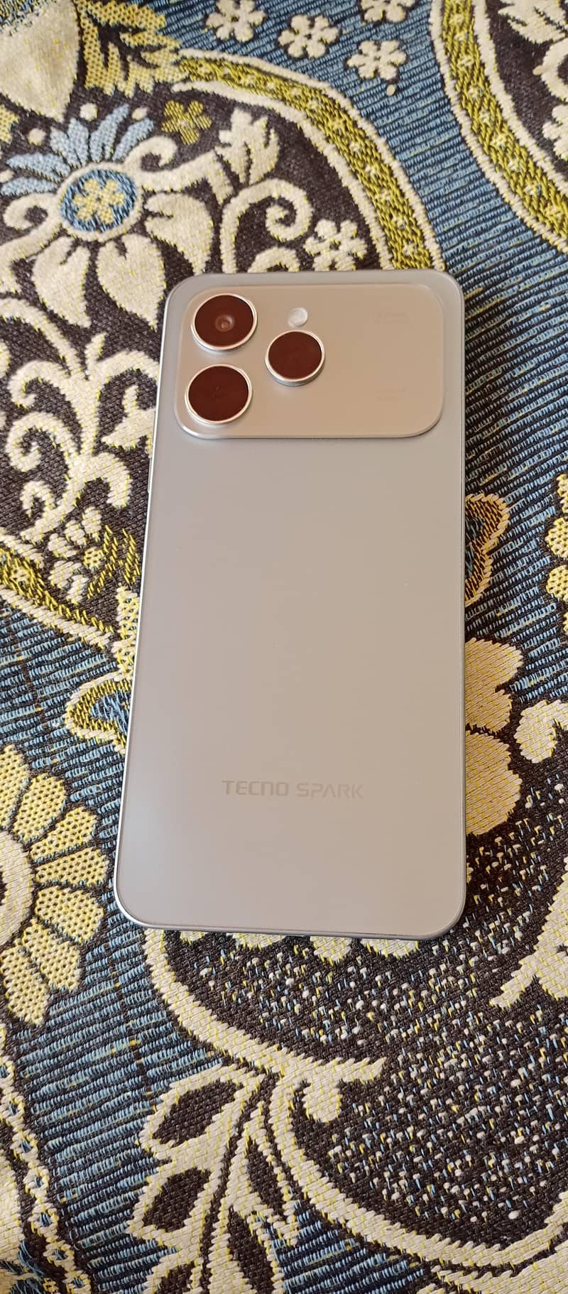 TECHNO SPARK 40 0