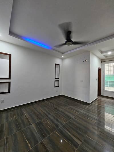8marla upper portion available for rent