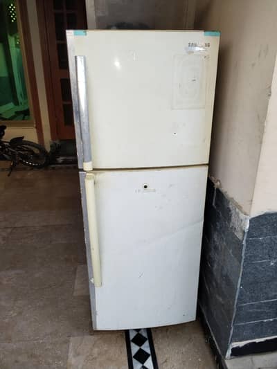 Samsung Refrigerator medium size available for sell