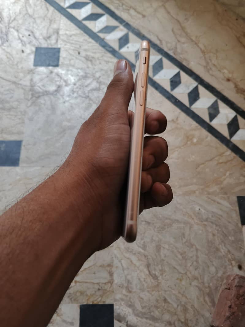 Apple iPhone 8 1