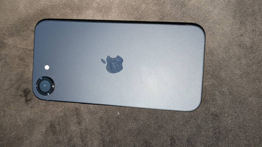Apple iPhone 16e 3