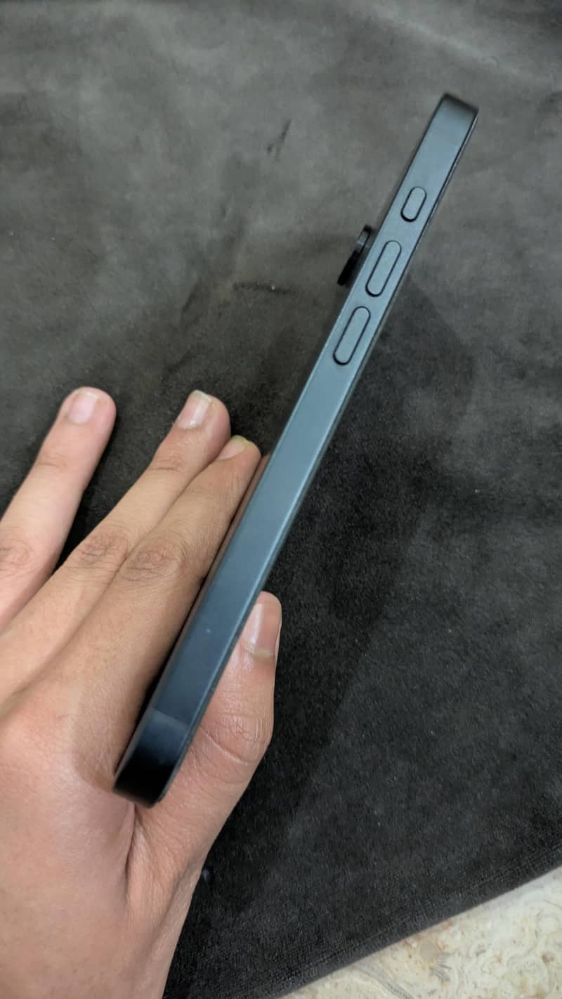 Apple iPhone 16e 4
