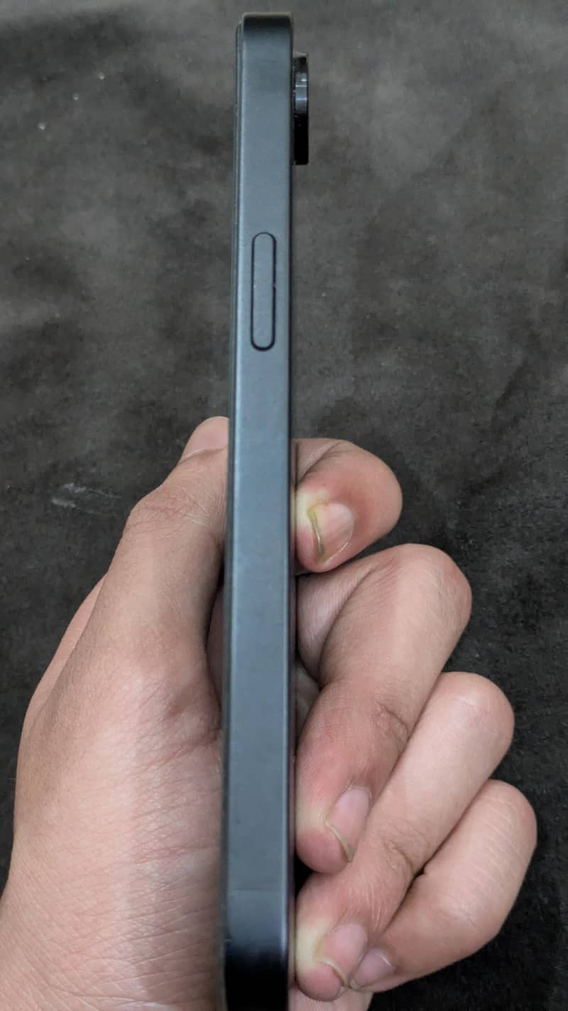 Apple iPhone 16e 5