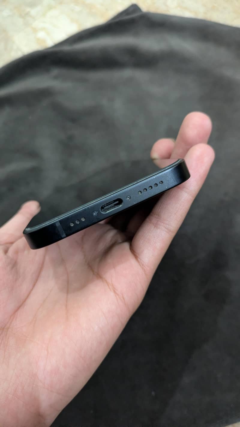 Apple iPhone 16e 6