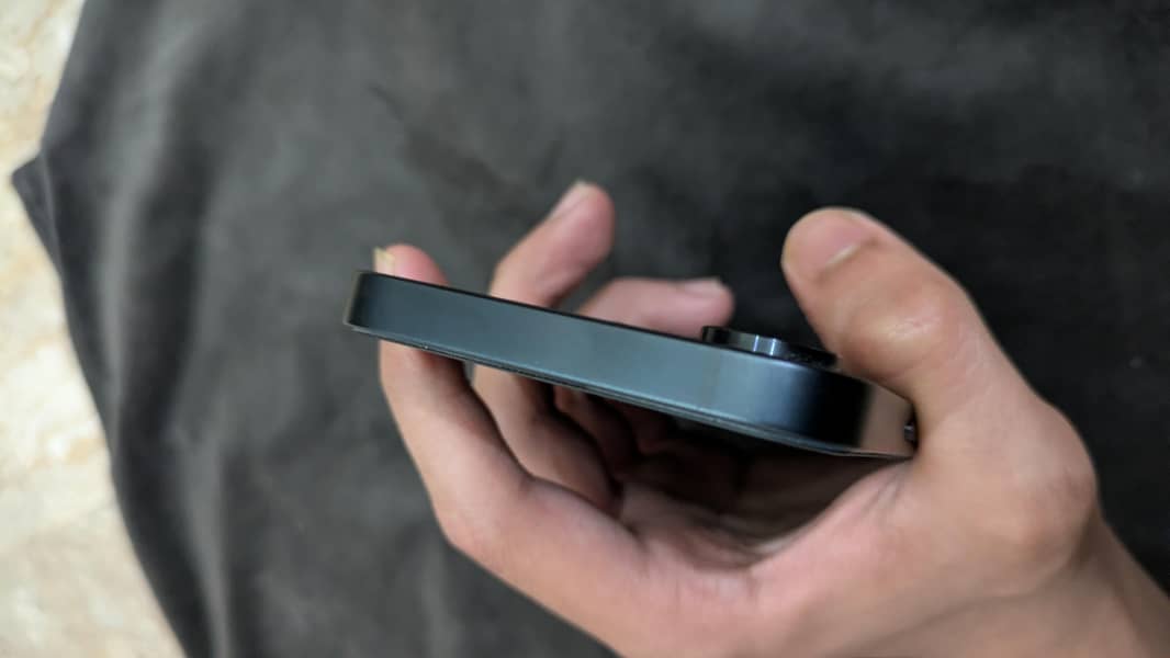 Apple iPhone 16e 7