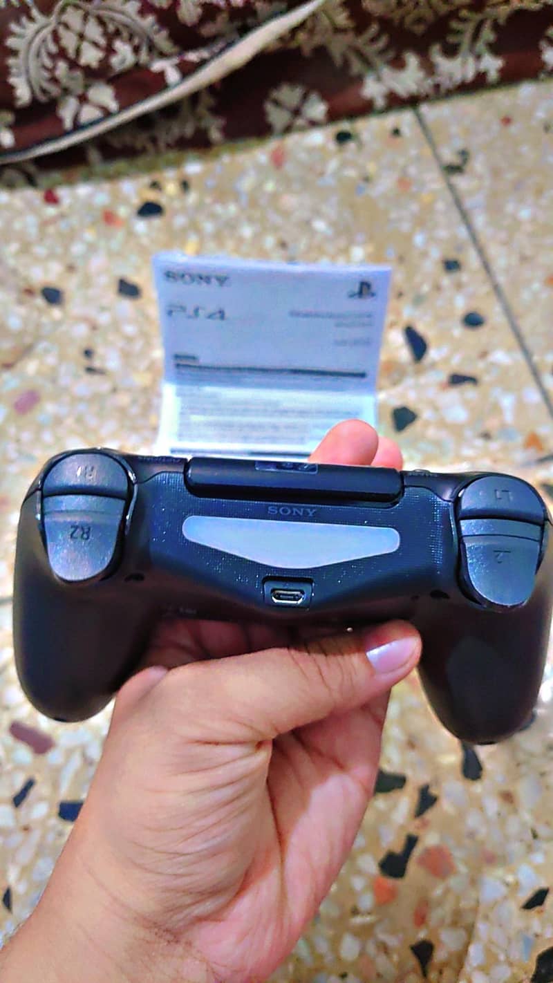 Playstation 4 Controller Box Packed With Charging Cable 4