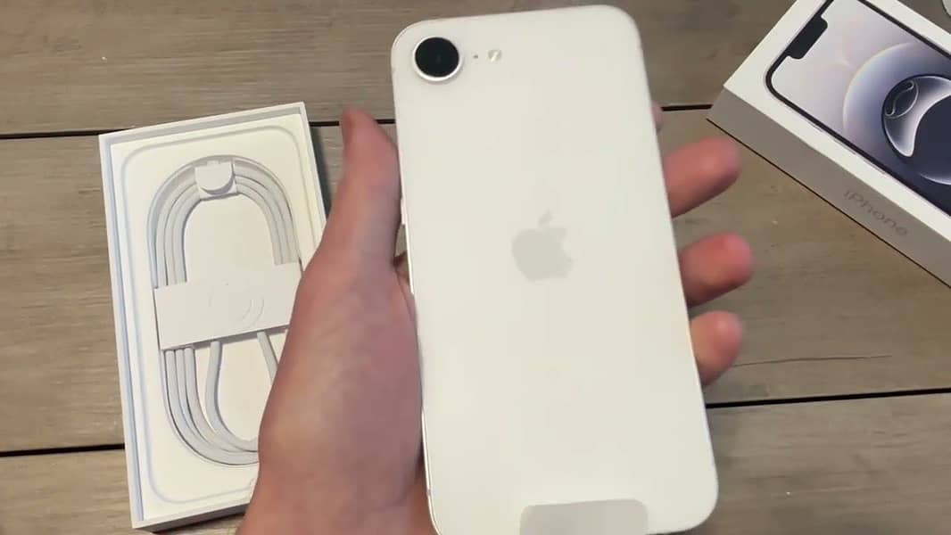 Apple iPhone 16e 1