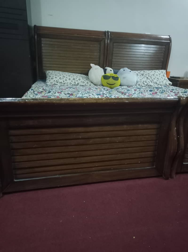 2 single bed with sidetables 0