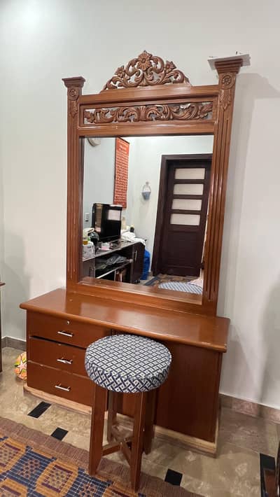 Dressing tables and stool