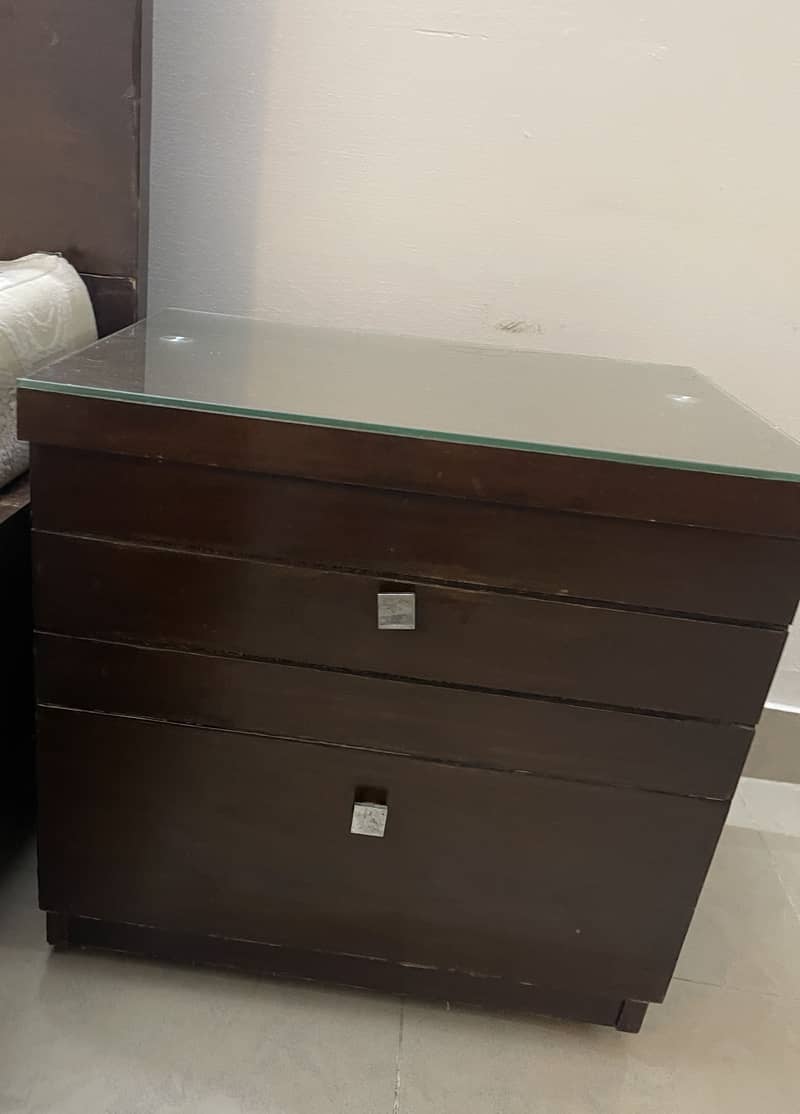 King size bed with two side table 2