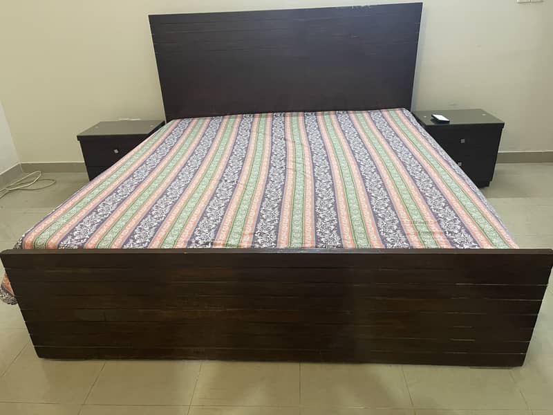 King size bed with two side table 3