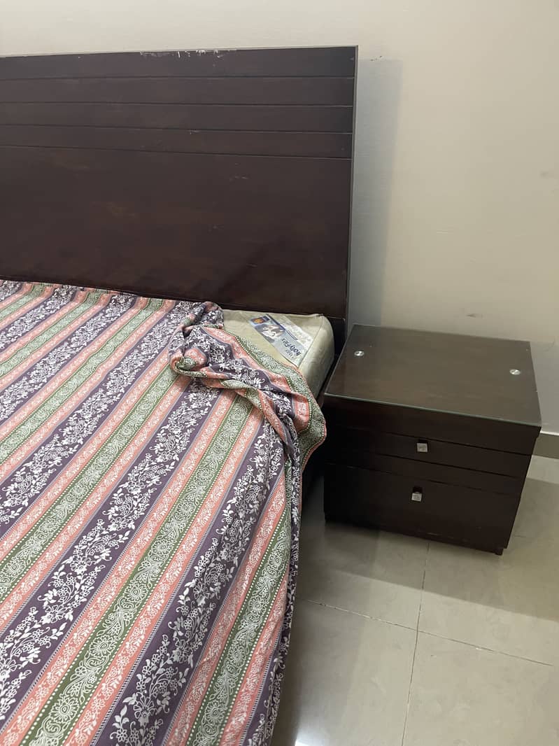 King size bed with two side table 4