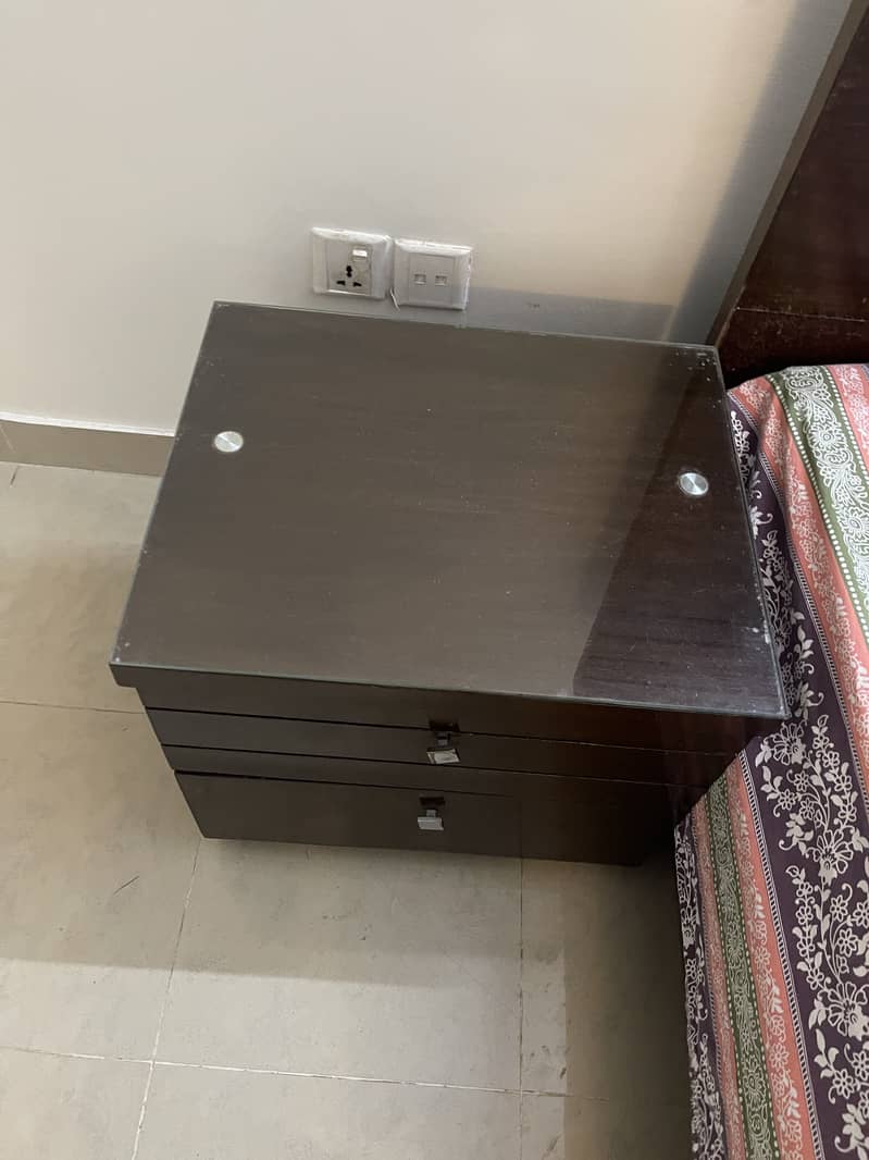 King size bed with two side table 5