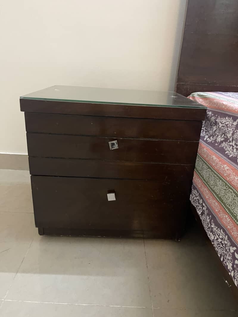 King size bed with two side table 6