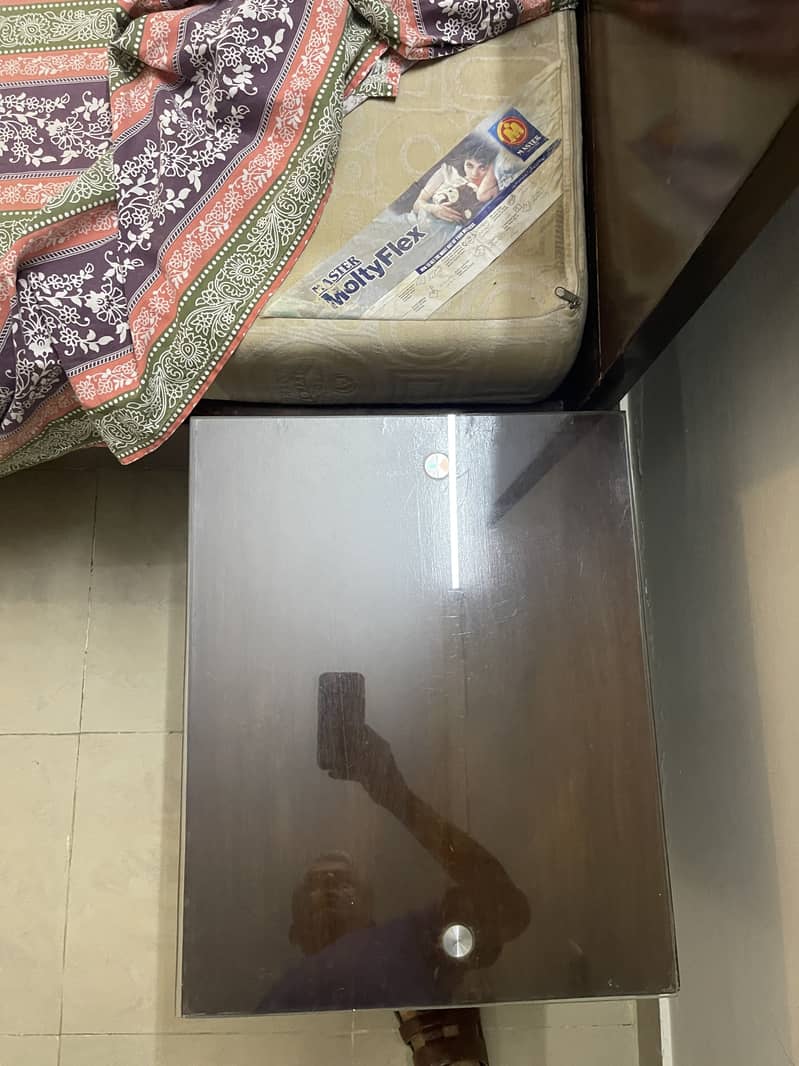 King size bed with two side table 7