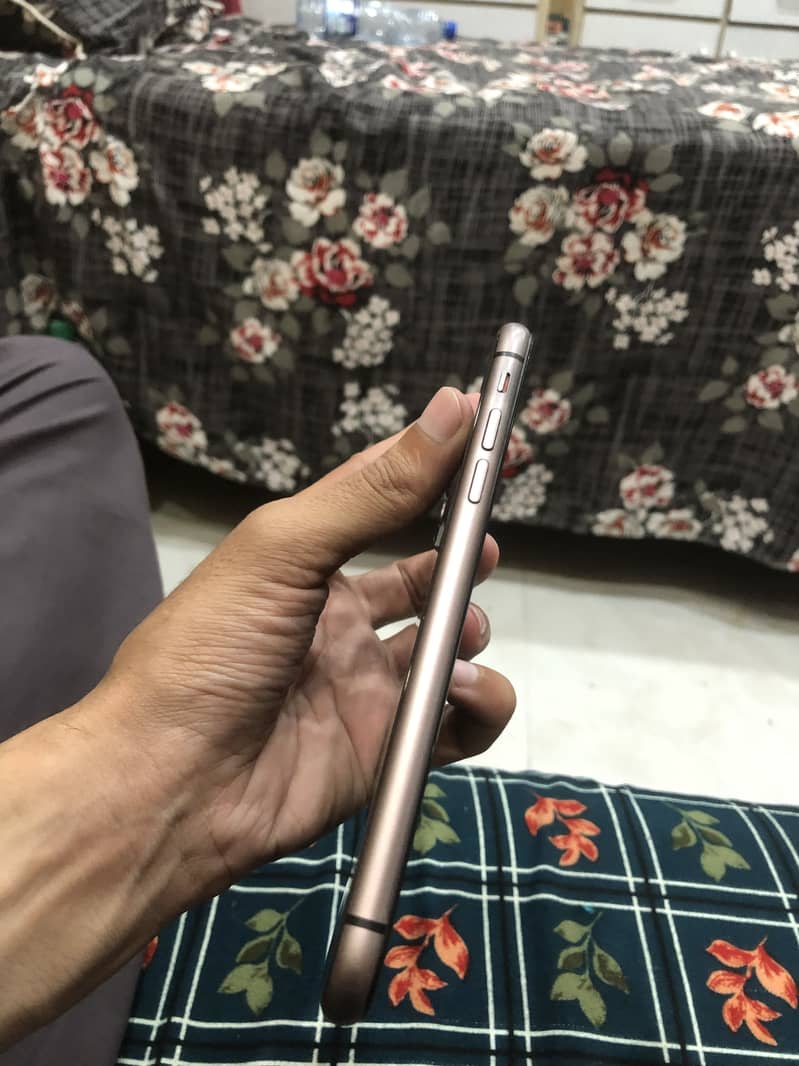 Apple iPhone 11 4