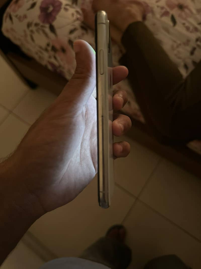 Apple iPhone X 4