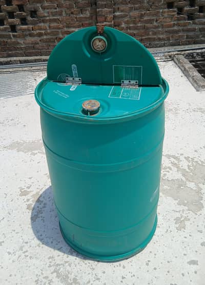 Plastic drum in very good condition. 210 liter capacity.