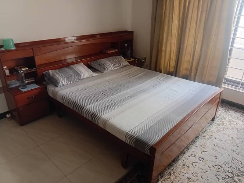 Bed Set with dressing table. 1