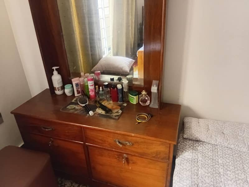 Bed Set with dressing table. 2