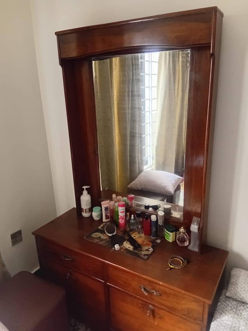 Bed Set with dressing table. 3