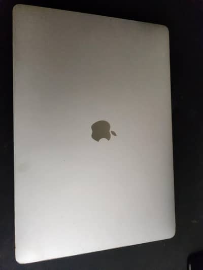 Macbook Pro 2017 512gb 15 inches 4gb graphics card