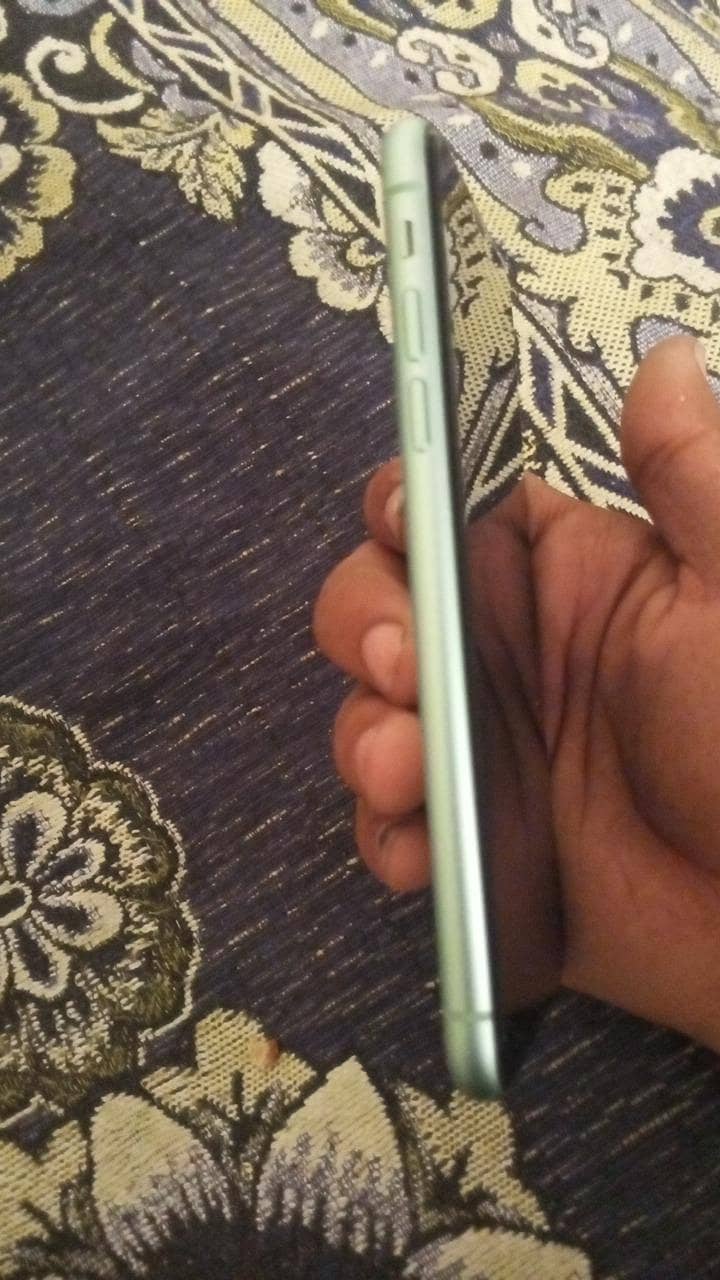 Apple iPhone 11 3