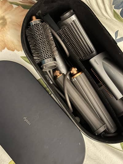Dyson Airwrap 9/10 Condition with Carrying Box