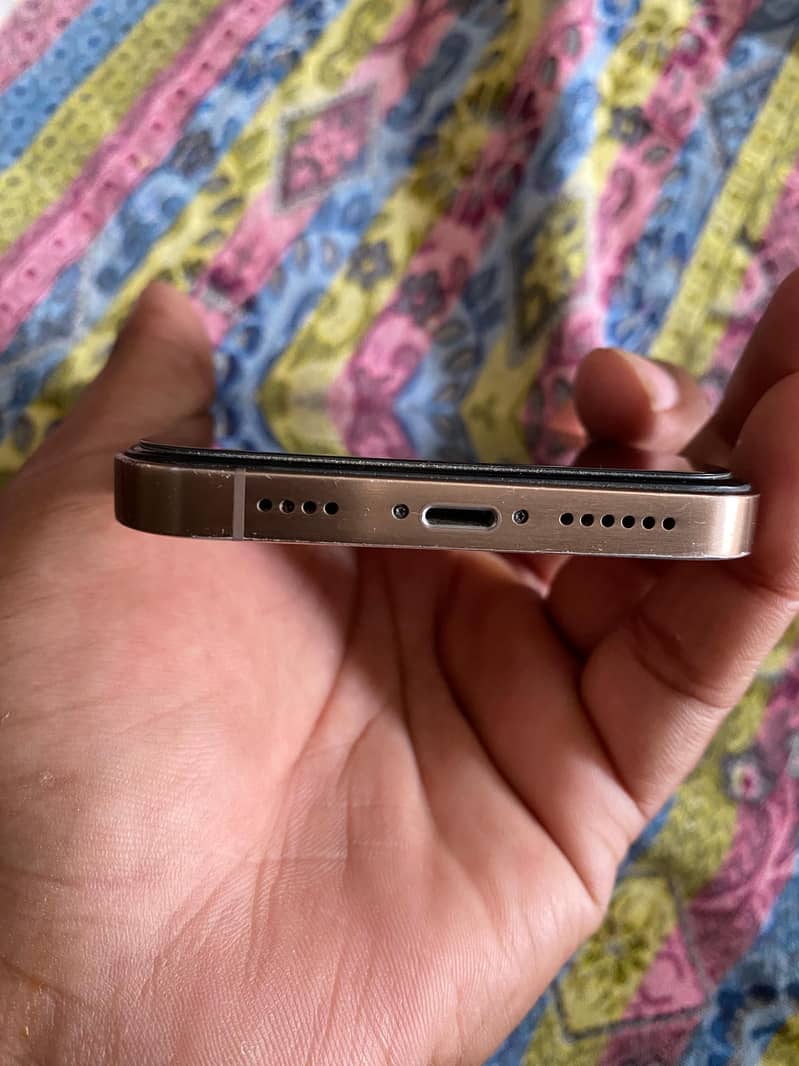 Apple iPhone 16 Pro 4